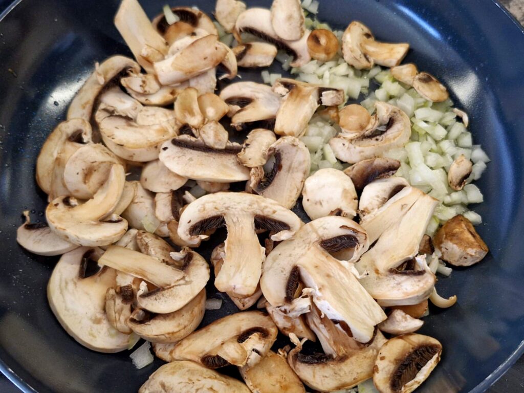 Żurek wielkanocny, który znika szybciej niż zajączek. Kiełbasa ma poważną konkurencję