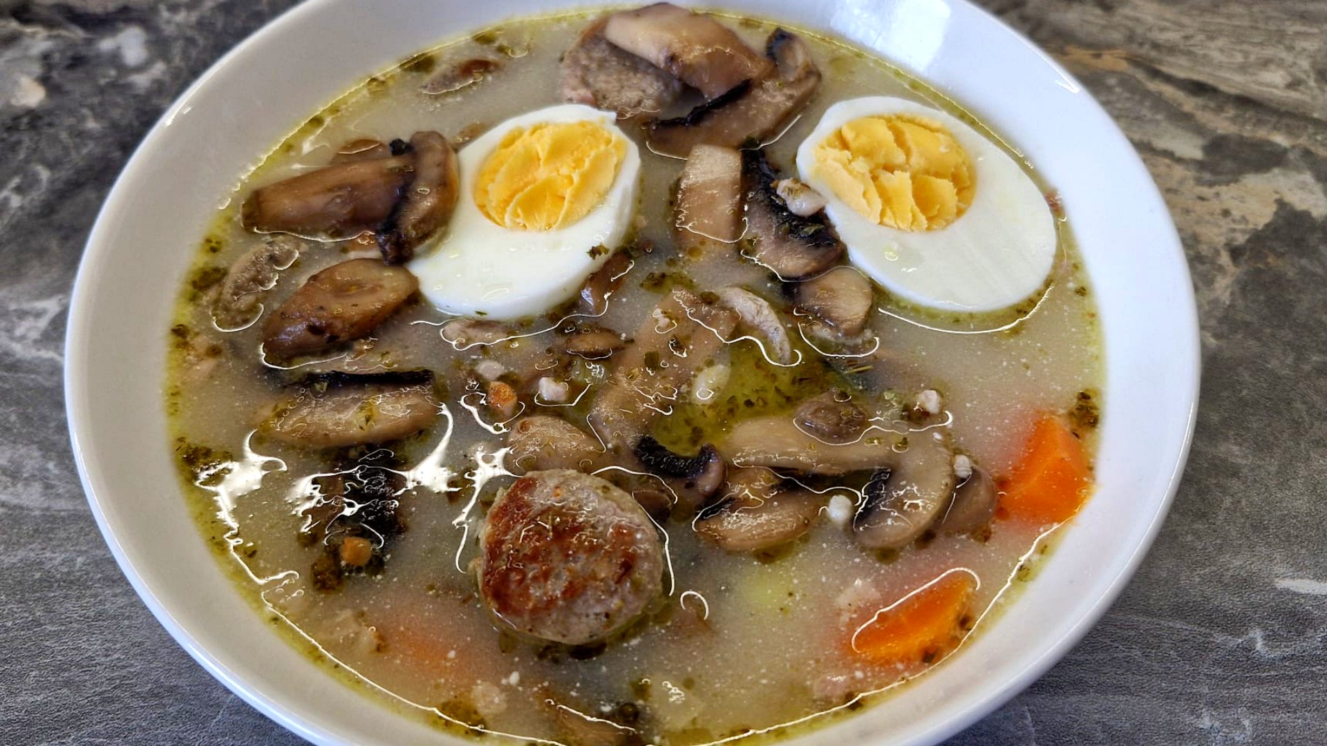 Żurek wielkanocny, który znika szybciej niż zajączek. Kiełbasa ma poważną konkurencję