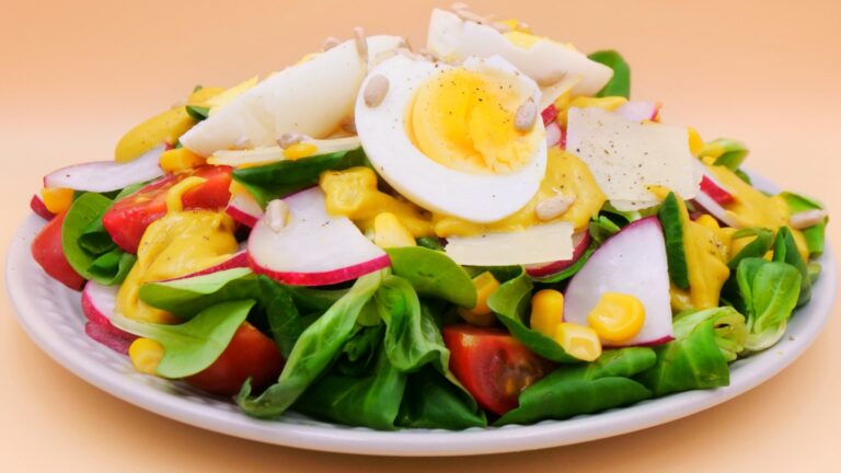 Lekka wielkanocna sałatka, która przełamuje ciężkie smaki świąt