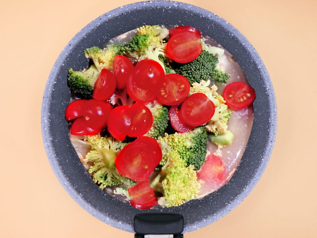 Curry z łososiem i brokułem przepis