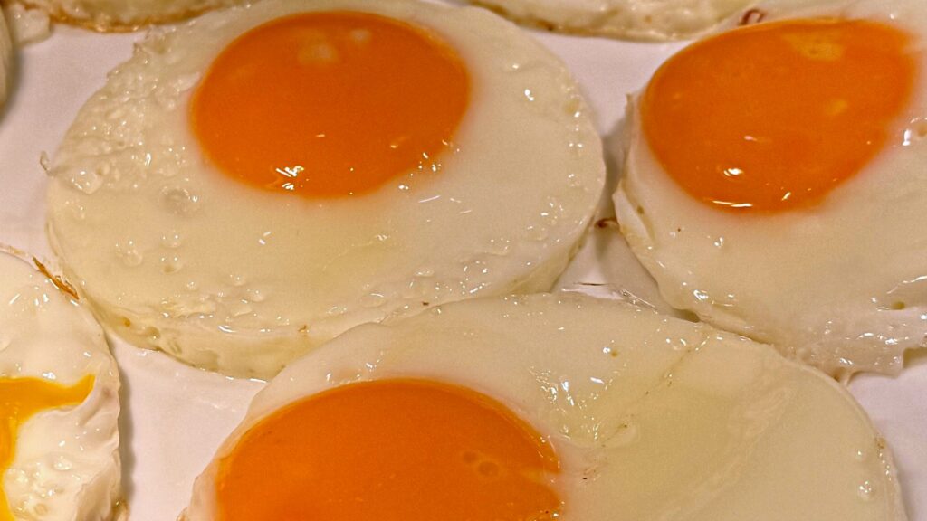 Jajeczna apokalipsa na Wielkanoc. Ile jajek można zjeść, zanim cholesterol włączy czerwone światło