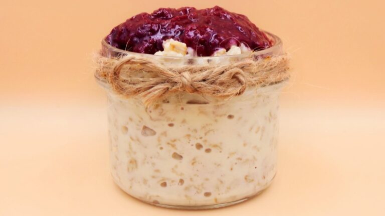 mleczna owsianka z musem truskawkowym przepis