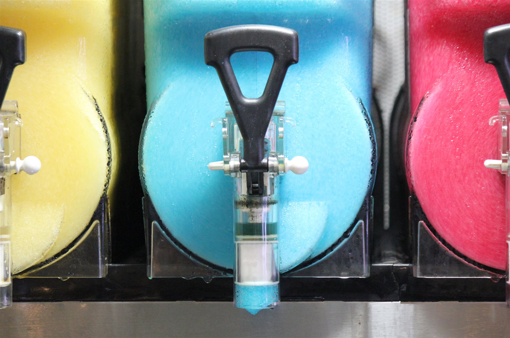 Na co zwrócić uwagę kupując maszynkę do mrożonych napojów?