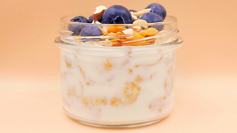 Płatki kukurydziane z mlekiem, borówkami i orzechami przepis