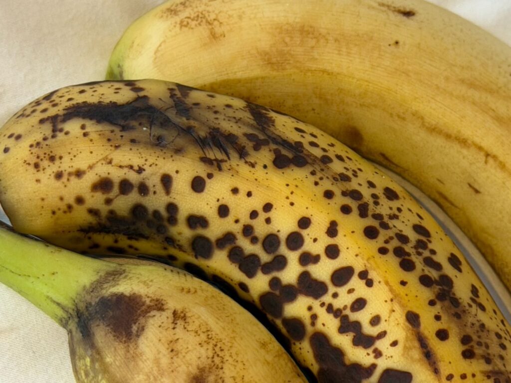 Im ciemniejsza skórka banana, tym posiada on więcej cukru