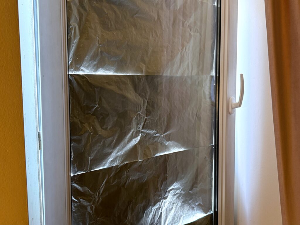 Folia aluminiowa przyklejona od zewnętrznej strony mocno ogranicza nagrzewanie okna, a tym samym mieszkania