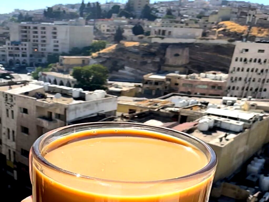 Poranna kawa z widokiem na Amman, stolicę Jordanii.