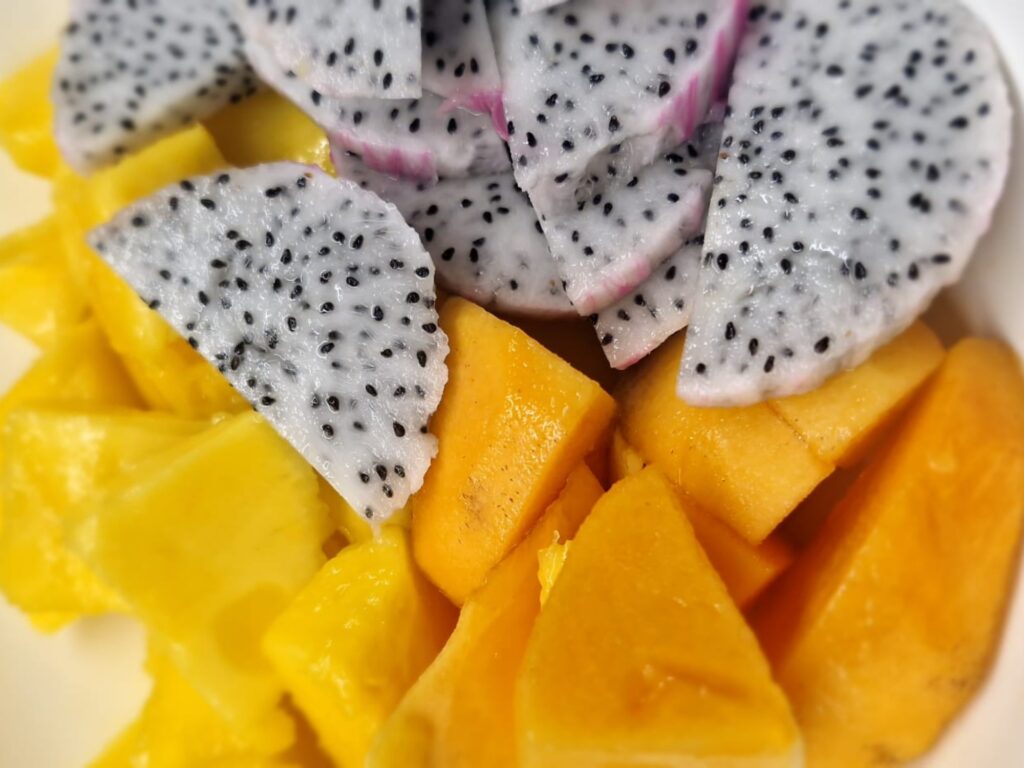 Smakowo do smoczego owocu pasuje mango i ananas