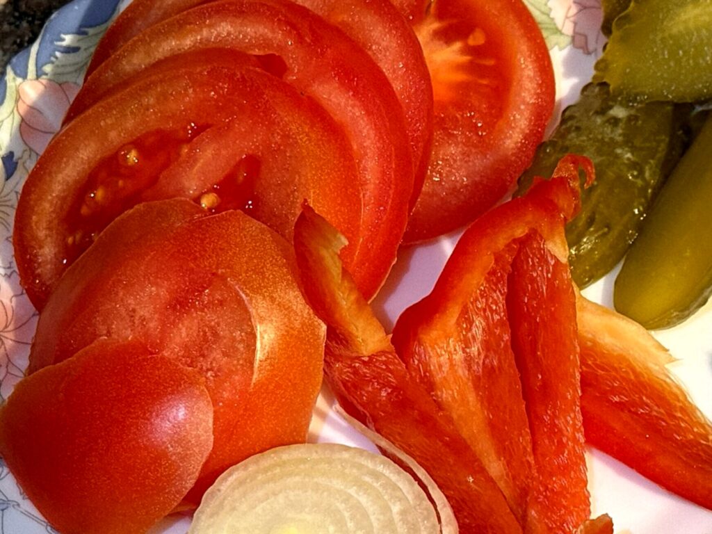 Pokrojone warzywa, w tym pomidory powinny znajdować się w lodówce