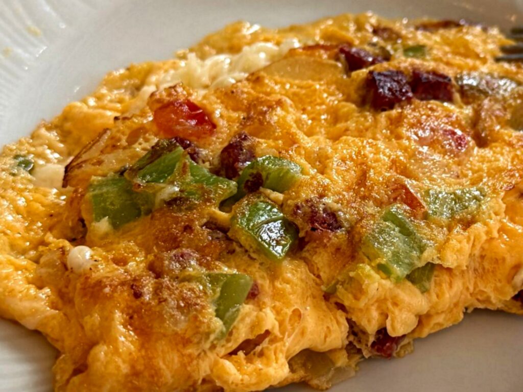 Domowy omlet zawdzięczający swoją puszystość wodzie gazowanej