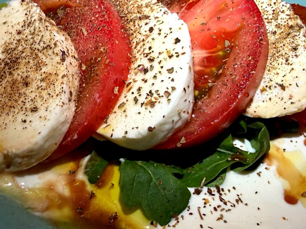 Najbardziej z octu balsamicznego słynie sałatka caprese, czyli plastry pomidora i mozzarelli