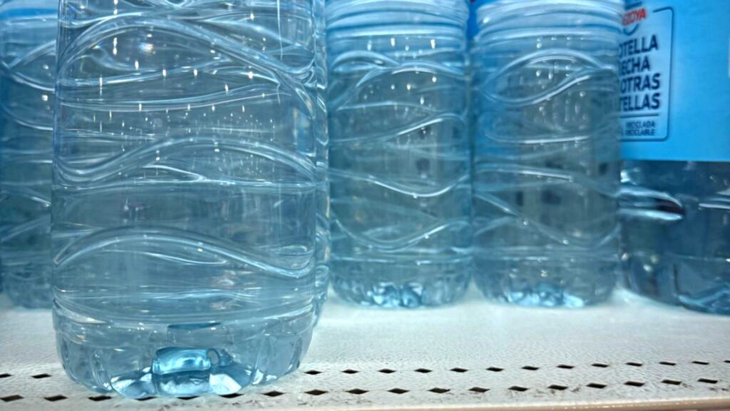 Ile może stać po otwarciu woda w plastikowej butelce? To nie są żarty