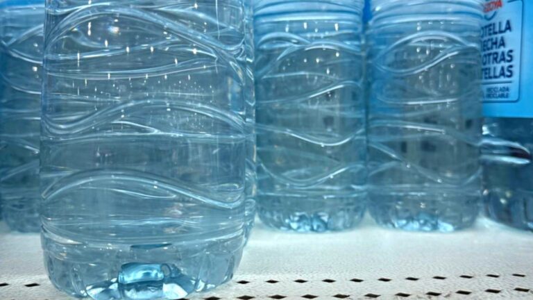 Ile może stać po otwarciu woda w plastikowej butelce?
