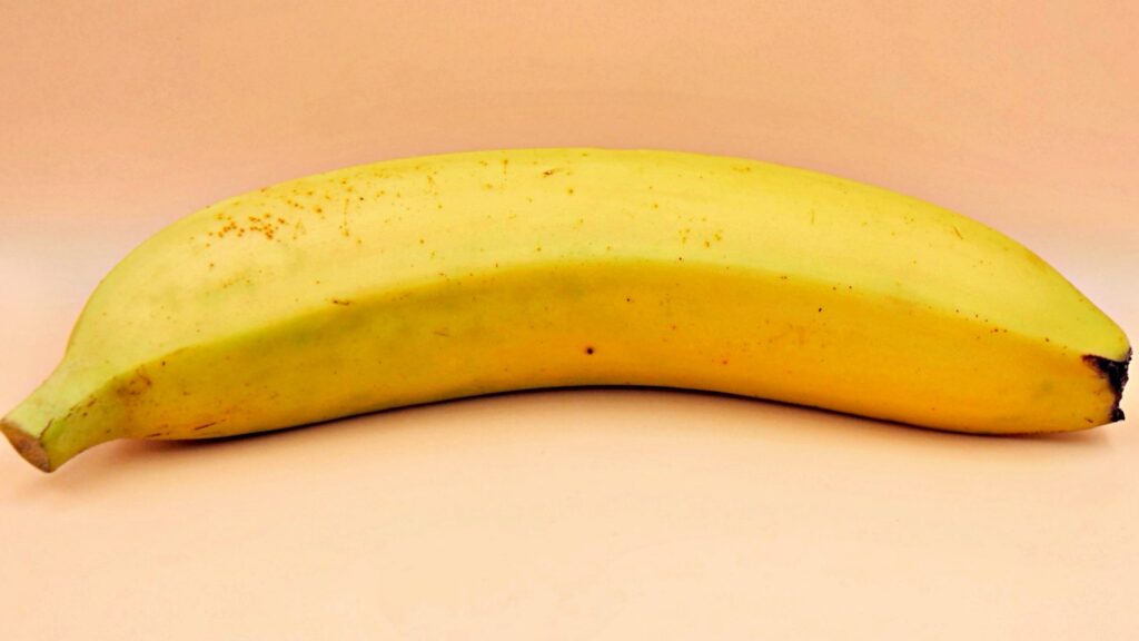 Banan na pusty żołądek. Wielu Polaków robi to codziennie i nie wie, co sobie robi
