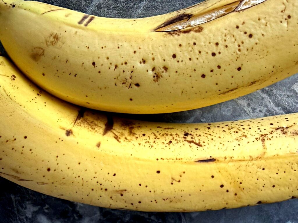 Im ciemniejsza skórka, tym banan ma więcej cukru