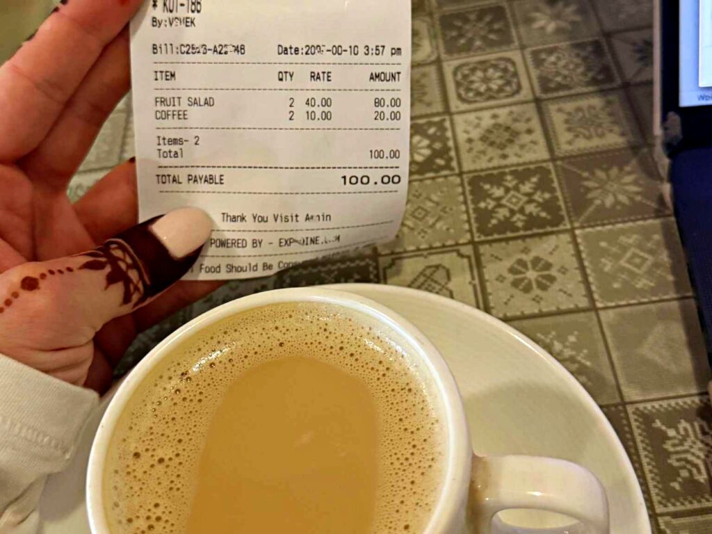 Kawa w Indiach kosztuje 10 rupii indyjskich, czyli 40 groszy