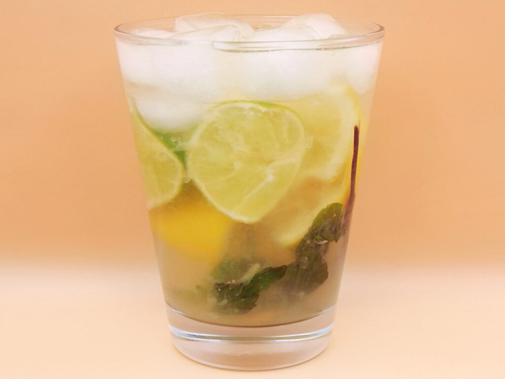 Lemoniada na bazie soku z cytryny, mięty i kostek lodu idealnie orzeźwia i nawadnia