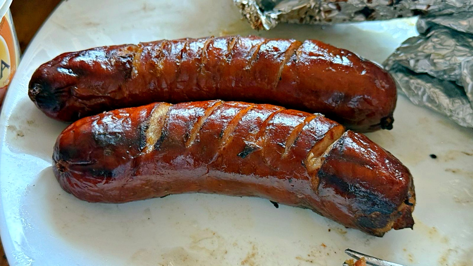 Nacinasz kiełbasę przed grillowaniem?