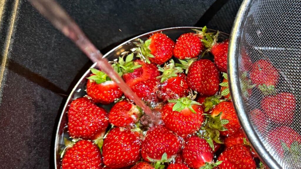 Tak źle myjesz truskawki. Przez to tracą smak i szybciej gniją