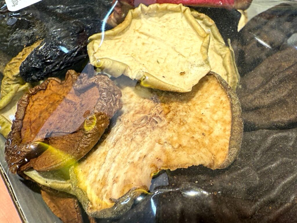 Suszone owoce mają kilka razy więcej kalorii na 100 gramów niż świeże