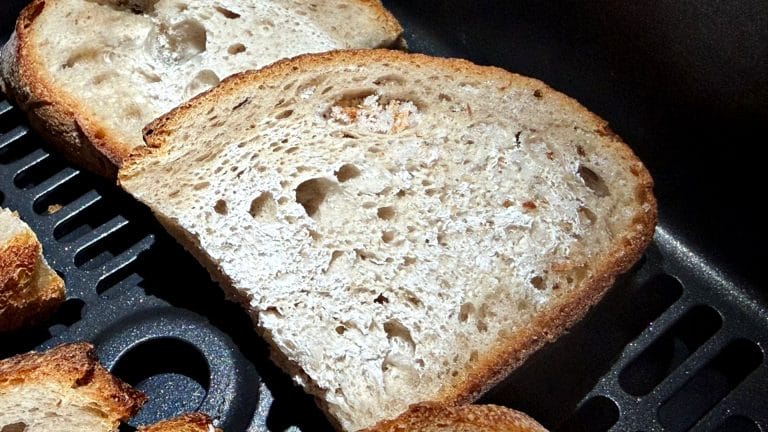 Najlepszy sposób na odświeżenie czerstwego chleba