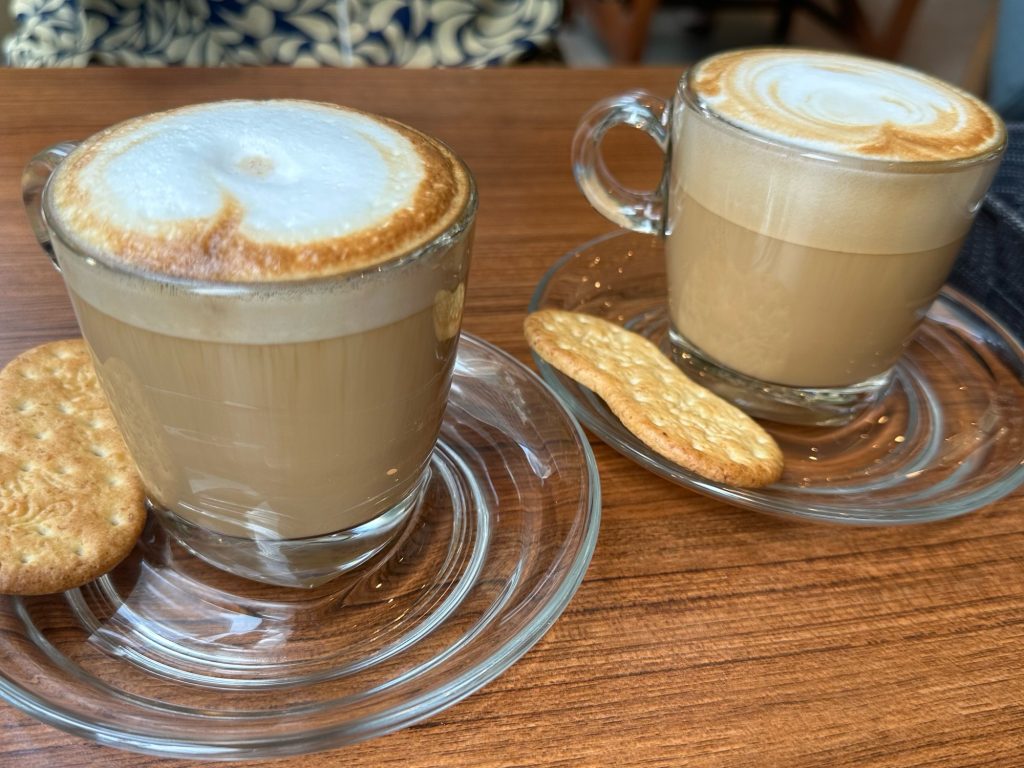 Duża kawa latte z kawiarni może mieć nawet 400 kcal