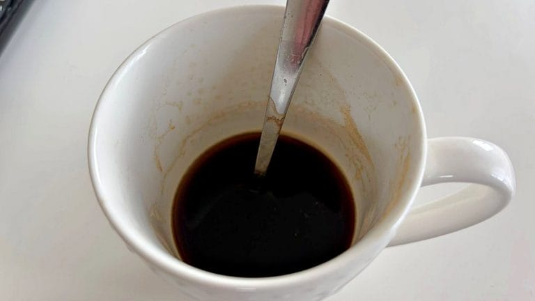 Ile łyżek kawy na filiżankę? Większość sypie za dużo albo za mało