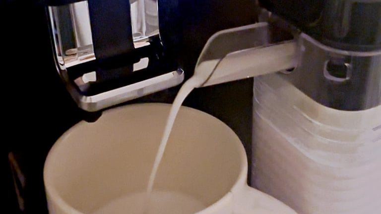 Dlaczego kawa z ekspresu smakuje inaczej niż zalewana? Chodzi o jeden szczegół