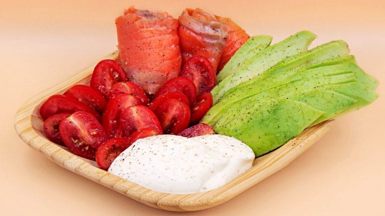 keto bowl z lososiem awokado i pomidorkami przepis