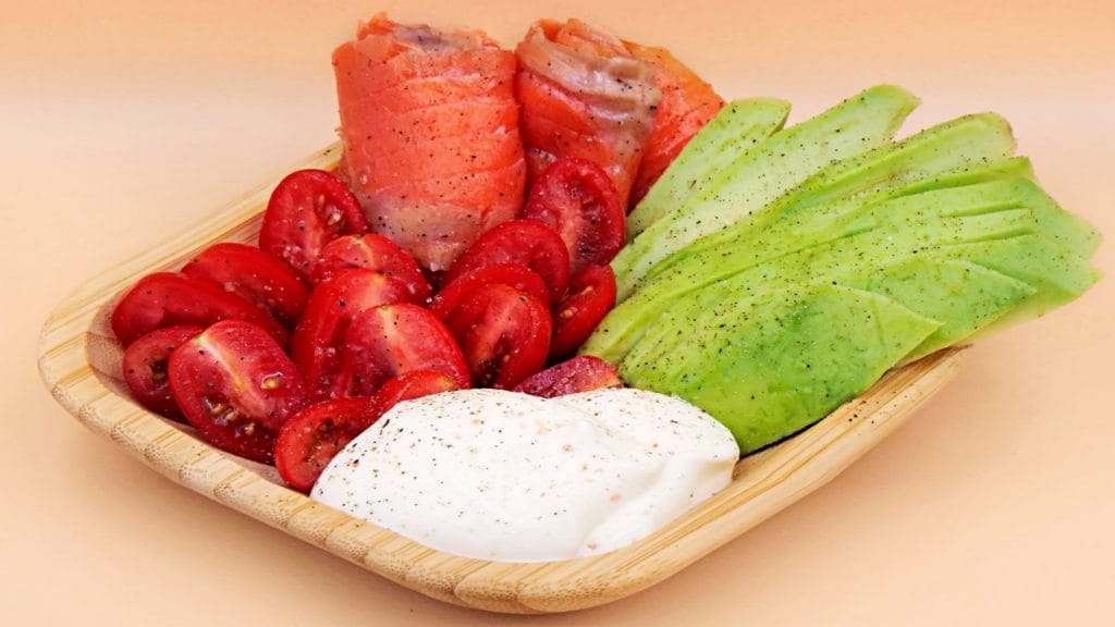 keto bowl z lososiem awokado i pomidorkami przepis