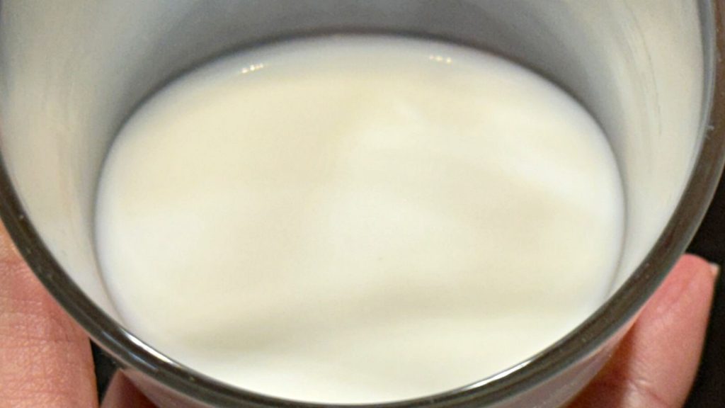 Szklanka mleka przed snem. Pomaga zasnąć czy to mit?