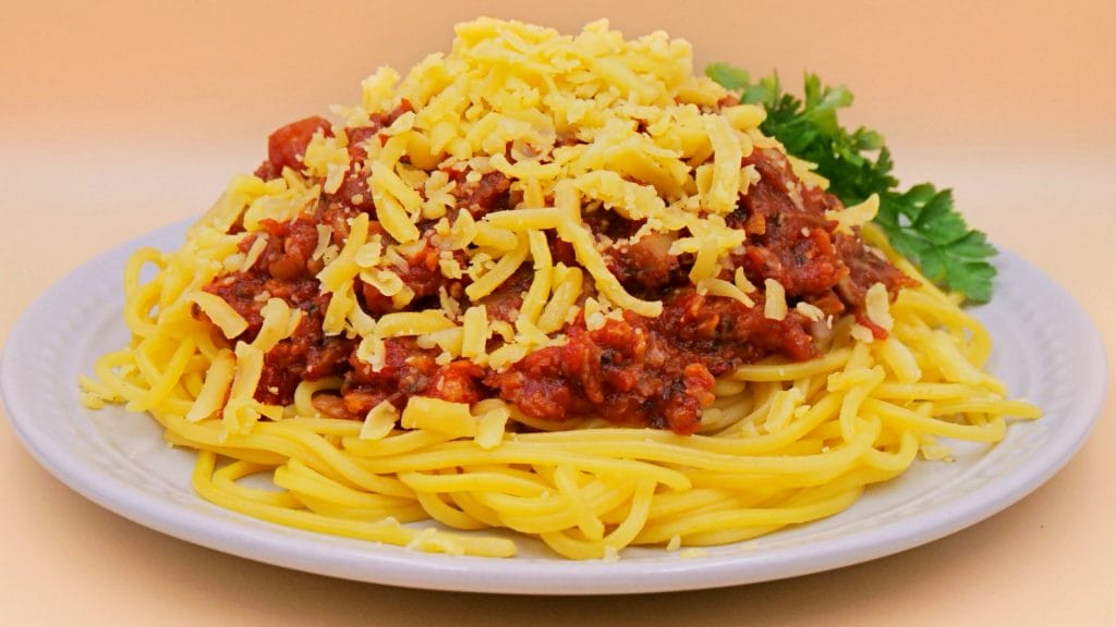wegetarianskie bolognese z kalafiora i pieczarek z makaronem przepis
