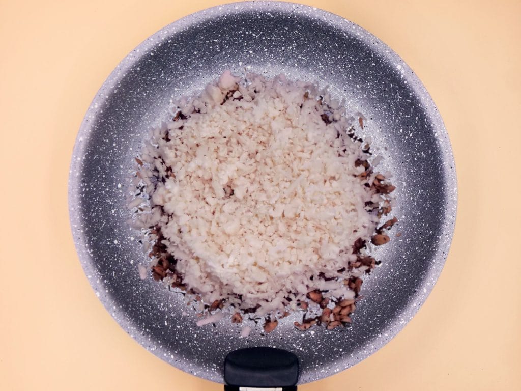 wegetarianskie bolognese z kalafiora i pieczarek z makaronem przepis