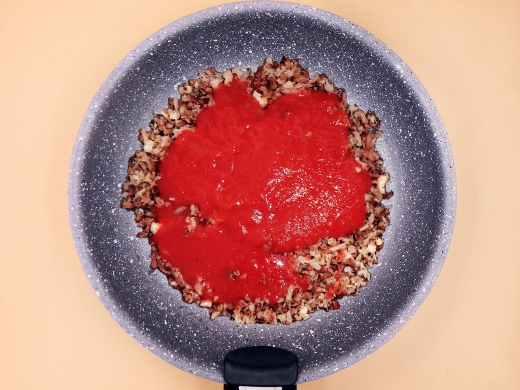 wegetarianskie bolognese z kalafiora i pieczarek z makaronem przepis