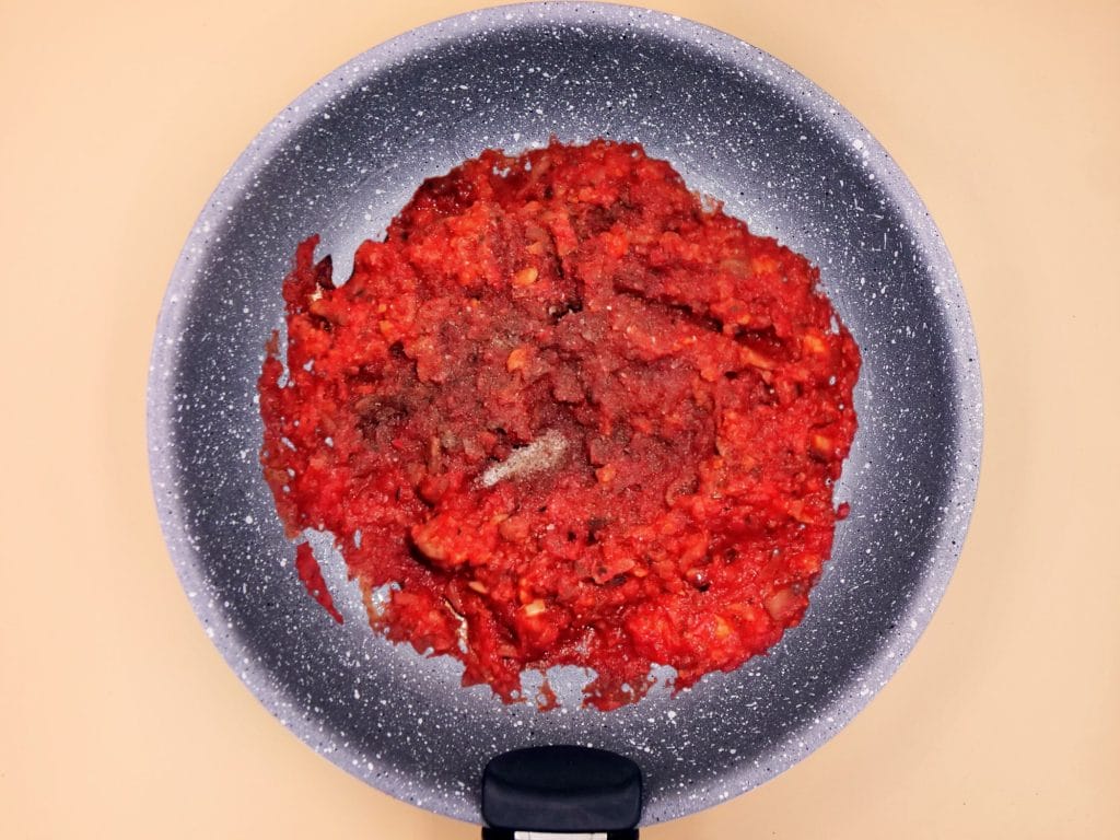 wegetarianskie bolognese z kalafiora i pieczarek z makaronem przepis