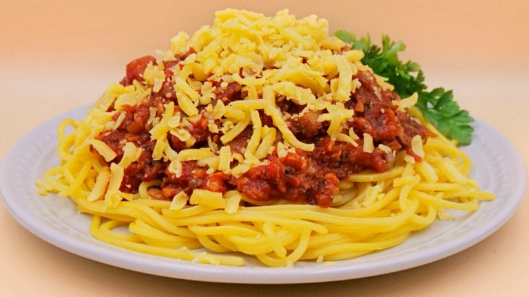 wegetarianskie bolognese z kalafiora i pieczarek z makaronem przepis