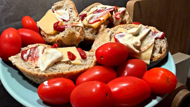 Ten nawyk przy jedzeniu szkodzi ci najbardziej. Robi go prawie każdy