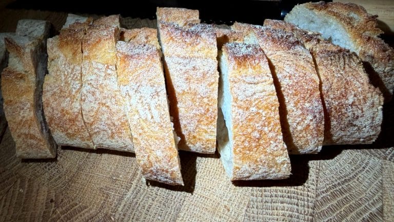 Chleb twardnieje chwilę po zakupie? Przechowuj go w ten sposób, a nie wyschnie tak szybko