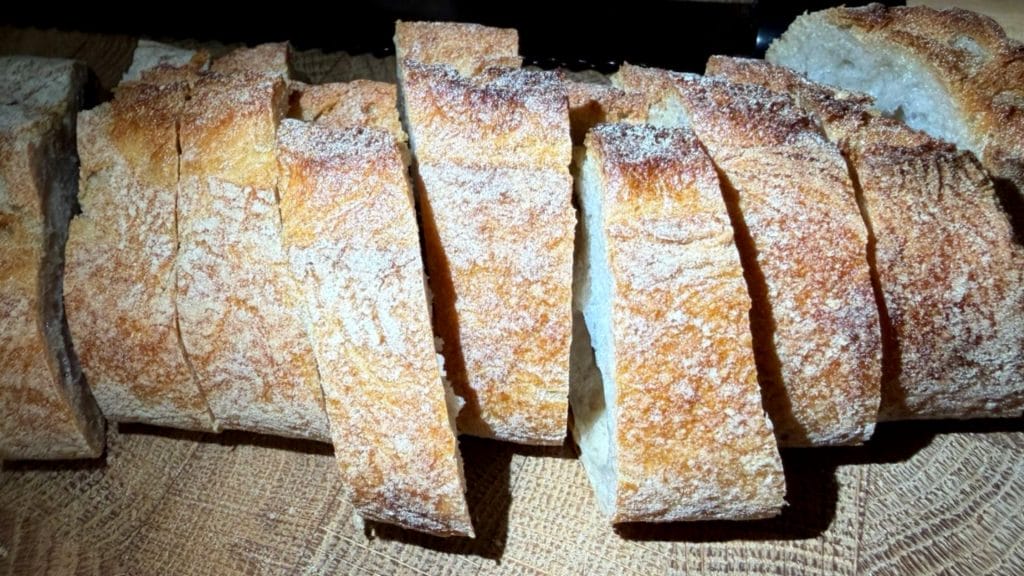 Chleb twardnieje chwilę po zakupie? Przechowuj go w ten sposób, a nie wyschnie tak szybko