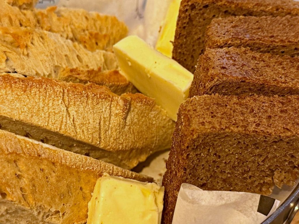 Z masłem trzeba uważać, bo grubo posmarowana warstwa może mieć więcej kalorii niż samo pieczywo